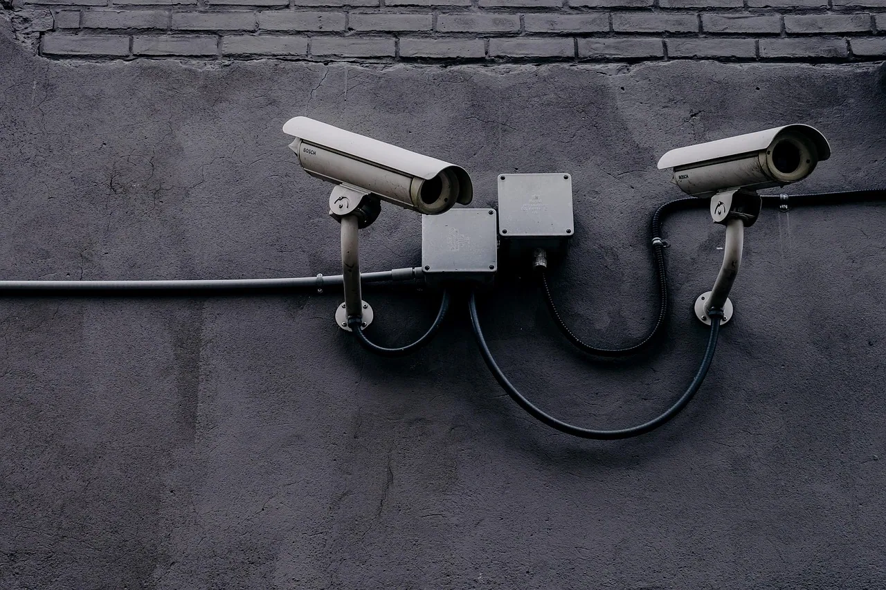 홈캠과 IoT 기기 모습 — 가정에 설치된 스마트 카메라